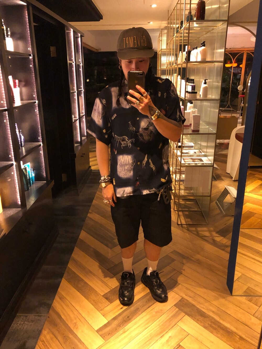 「C.Eのアイテム（キャップ、グレー系）」を使った、許志安さん（メンズ・170cm）の春コーディネートの1枚目の写真