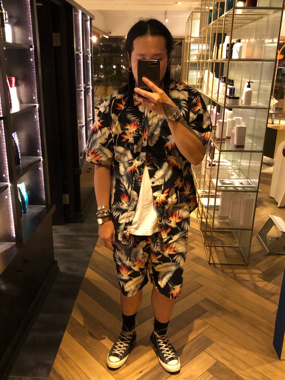 「CONVERSEのアイテム（シューズ、ブラック系）」を使った、許志安さん（メンズ・170cm）の春コーディネートの1枚目の写真