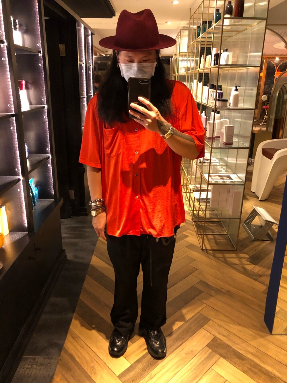 「COMME des GARCONS HOMME PLUSのアイテム（トップス、オレンジ系）」を使った、許志安さん（メンズ・170cm）の春コーディネートの1枚目の写真