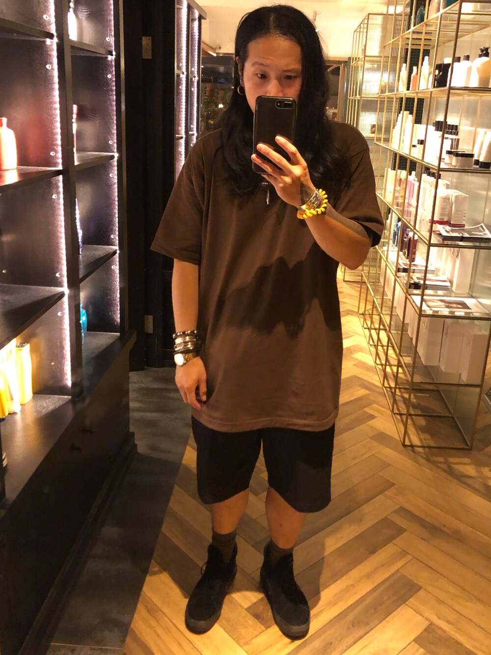 「Dickiesのアイテム（カーゴパンツ、ブラック系）」を使った、許志安さん（メンズ・170cm）の夏コーディネートの1枚目の写真