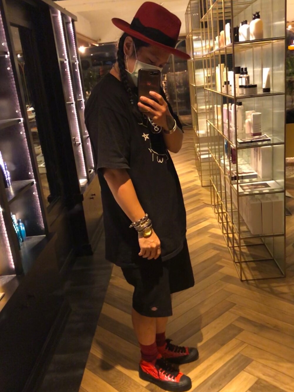 「STUSSYのアイテム（Tシャツ/カットソー、ブラック系）」を使った、許志安さん（メンズ・170cm）の夏コーディネートの1枚目の写真