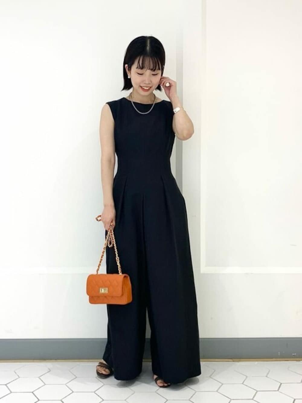 「オールインワン、ブレスレット、キレイめ、大人コーデ、チェーンバッグ、ラトータリテ、Milos、アンクルストラップサンダル、LaTotalite、NINA&JULES」｜「La TOTALITEの【MILOS/ミロス】キルティングチェーンバッグ◆（ショルダーバッグ、オレンジ系）」を使った、uniさん（レディース・156cm）の夏コーディネートの1枚目の写真
