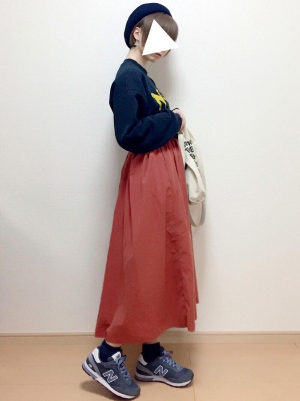 「スニーカー、スカート、カジュアル、ブラック、スニーカーコーデ、ootd、シンプルコーデ、カジュアルコーデ、オトナカジュアル」｜「nortonのusedロゴスウェット（スウェット、ブラック系）」を使った、長谷川さん（レディース・155cm）の冬コーディネートの1枚目の写真