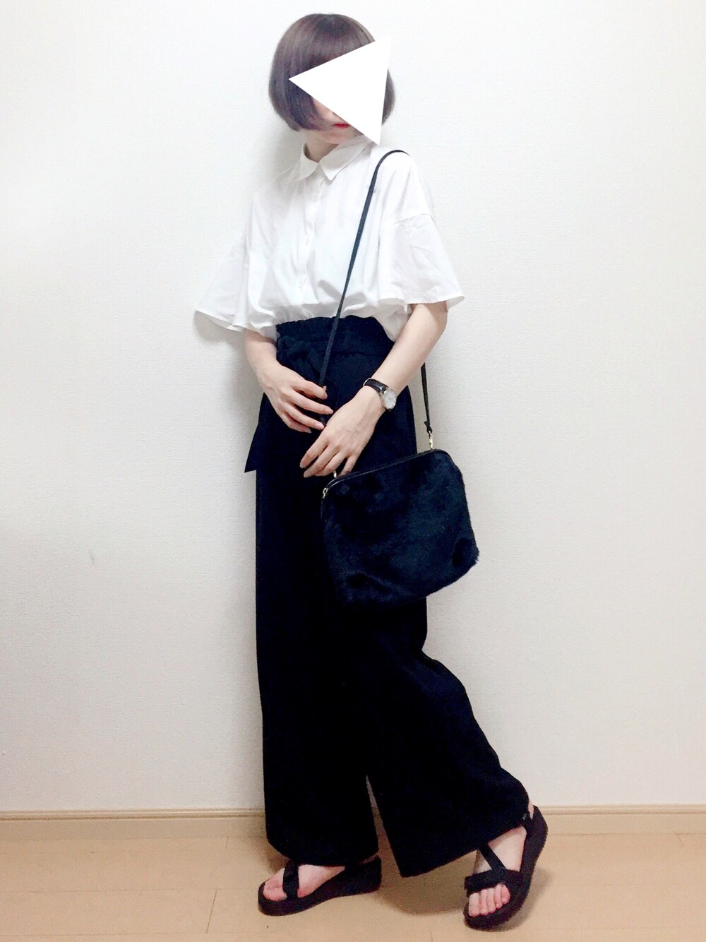 「夏、ショルダーバッグ、黒、モノトーン、ワイドパンツ、プチプラ、サンダル、ootd、通勤コーデ、オトナカジュアル」｜「niko and...の袖エアリーカシュクールシャツ【niko and ...】（シャツ/ブラウス、ホワイト系）」を使った、長谷川さん（レディース・155cm）の夏コーディネートの1枚目の写真