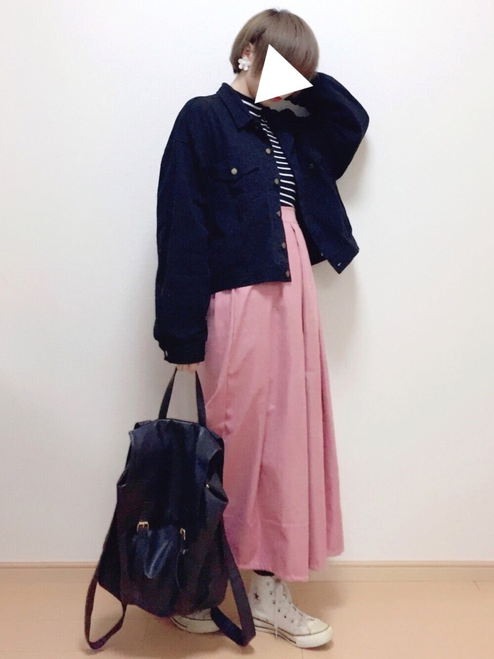 「スニーカー、ブラック、ピンク、黒、Gジャン、黒リュック、ootd、カジュアルコーデ、オトナカジュアル」｜「古着のアイテム（デニムジャケット、ブラック系）」を使った、長谷川さん（レディース・155cm）の冬コーディネートの1枚目の写真