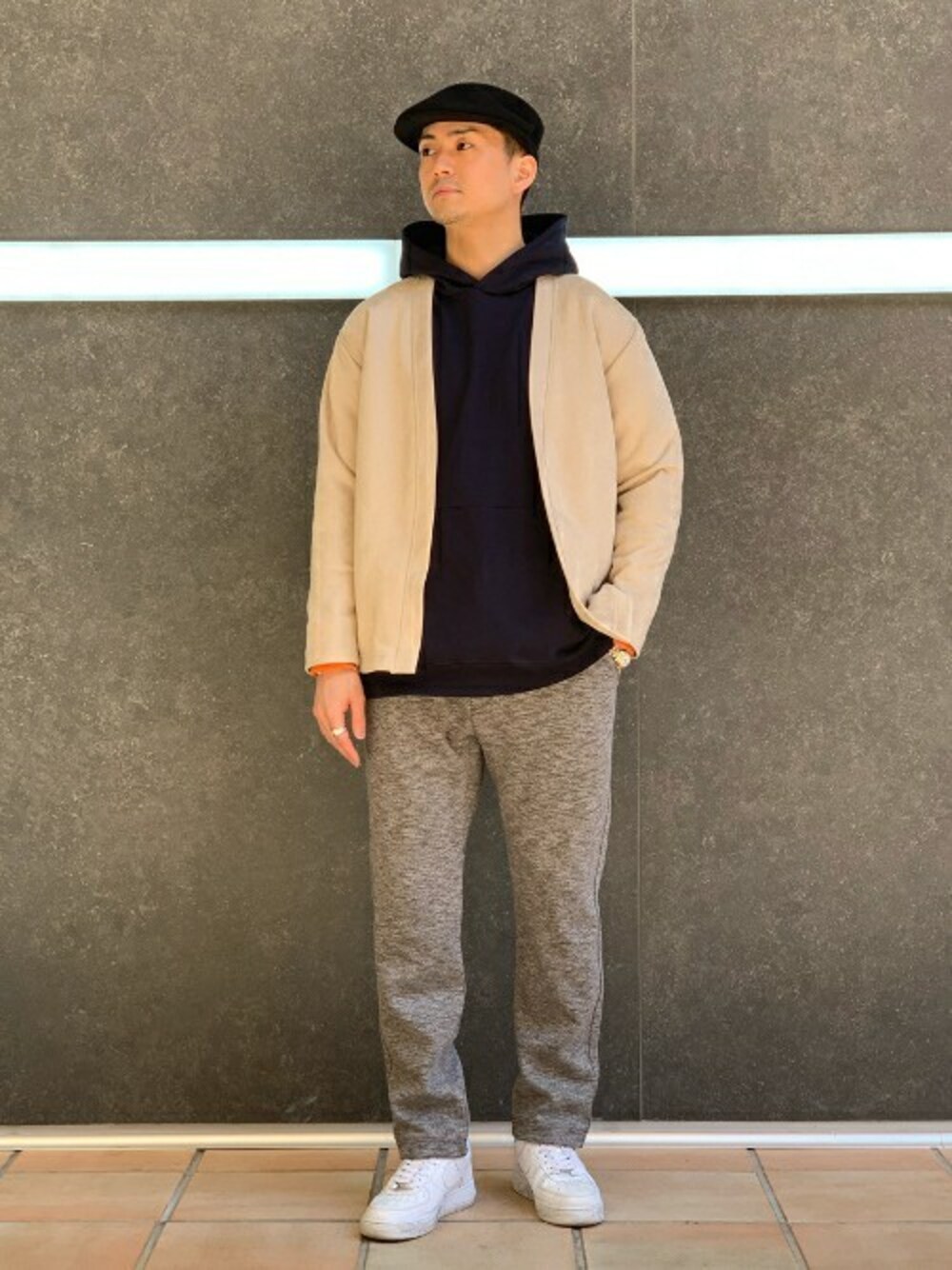 「シンプル、きれいめコーディネート、大人カジュアル、キレイめ、大人コーデ、きれいめカジュアル、シンプルコーデ、EDIFICE、オトナカジュアル、417 EDIFICE」｜「Gramicciの◆【GRAMICCI / グラミチ】 417 別注 COOLMAX パンツ（スウェットパンツ、グレー系）」を使った、なりさん（メンズ・173cm）の春コーディネートの1枚目の写真