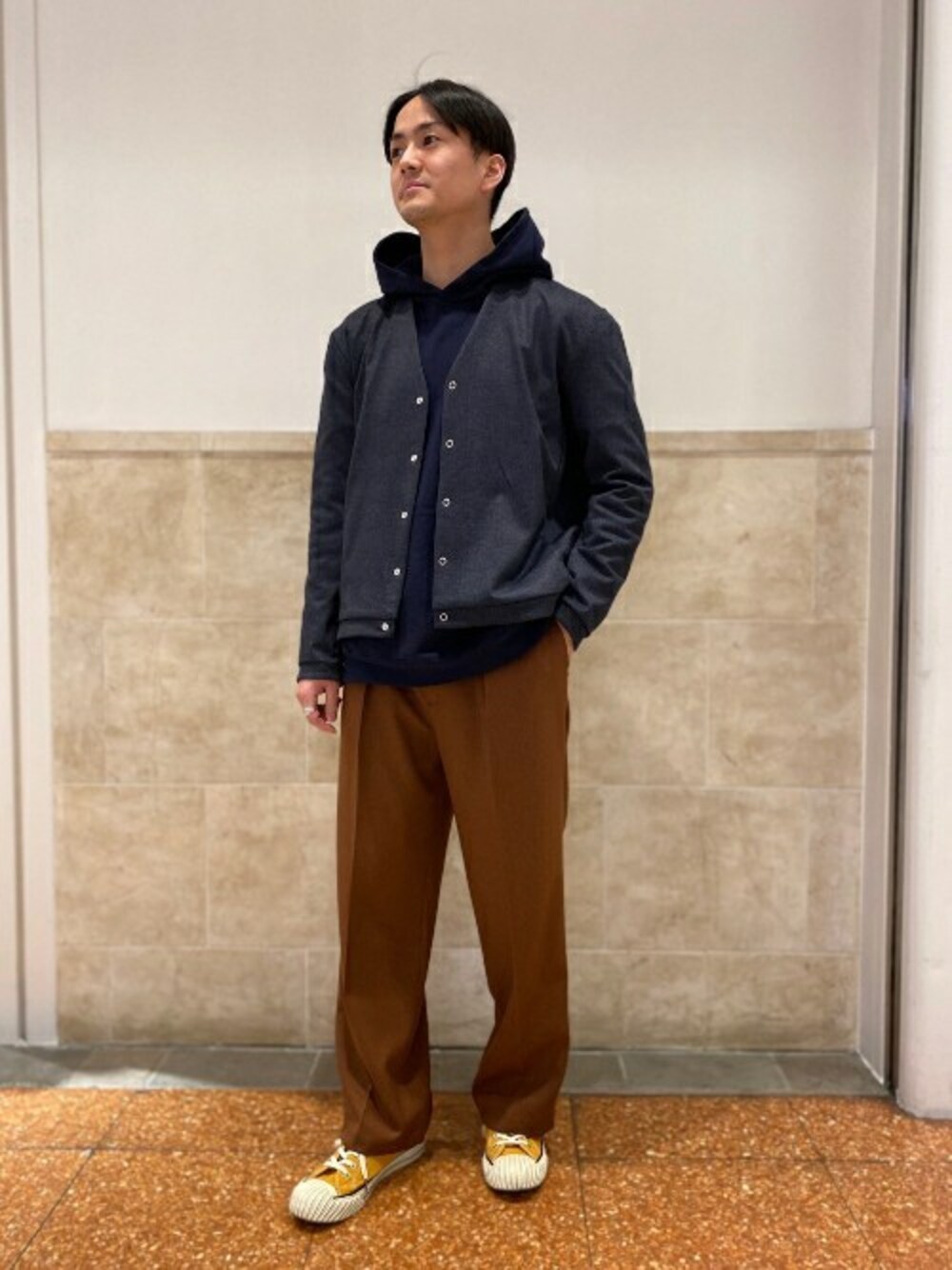 「カーディガン、シンプル、大人カジュアル、キレイめ、きれいめカジュアル、シンプルコーデ、EDIFICE、オトナカジュアル、417 EDIFICE、WEARセンバツ」｜「417 EDIFICEのCARREMAN ポンチVネックスナップカーディガン（カーディガン/ボレロ、ブルー系）」を使った、なりさん（メンズ・173cm）の春コーディネートの1枚目の写真