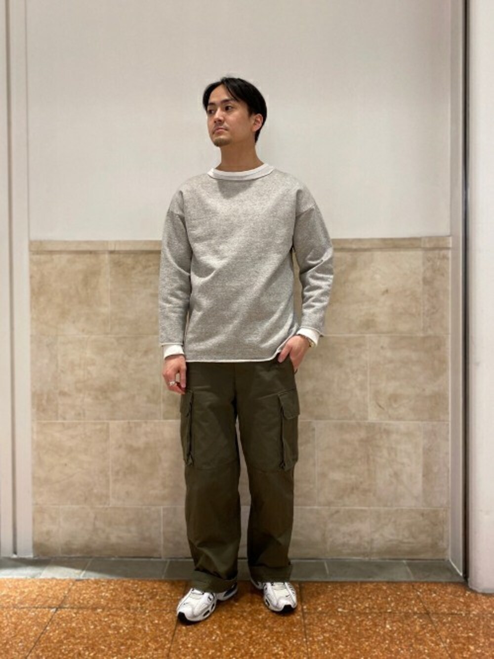 「ビッグシルエット、カジュアル、レイヤードスタイル、カーゴパンツ、きれいめカジュアル、ゆったりコーデ、カジュアルコーデ、ゆるコーデ、7分袖、417 EDIFICE」｜「417 EDIFICEの【MANUAL ALPHABET / マニュアル アルファベット】417 EDIFICE 別注 CUT OFF 7分袖 TEE（Tシャツ/カットソー、グレー系）」を使った、なりさん（メンズ・173cm）の春コーディネートの1枚目の写真