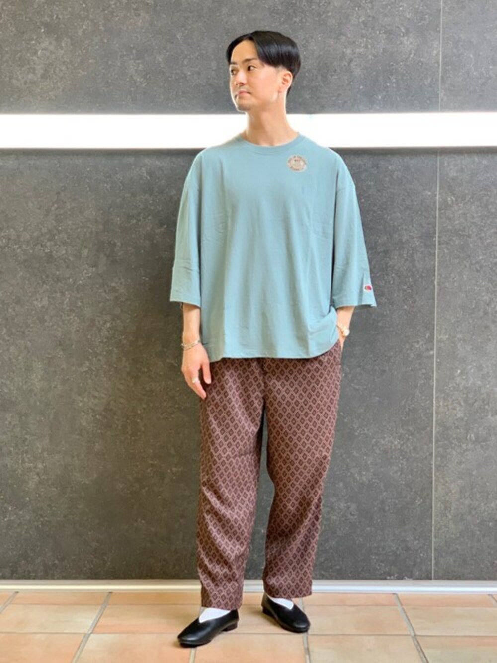 「ビッグシルエット、柄パンツ、Tシャツ、オーバーサイズ、休日スタイル、オペラシューズ、夏コーデ、シェフパンツ、フルーツオブザルーム、417 EDIFICE」｜「FRUIT OF THE LOOMの◆【FRUITS OF THE LOOM】×フタバフルーツ クルーネック ショートスリーブ TEE（Tシャツ/カットソー、ブルー系）」を使った、なりさん（メンズ・173cm）の夏コーディネートの1枚目の写真