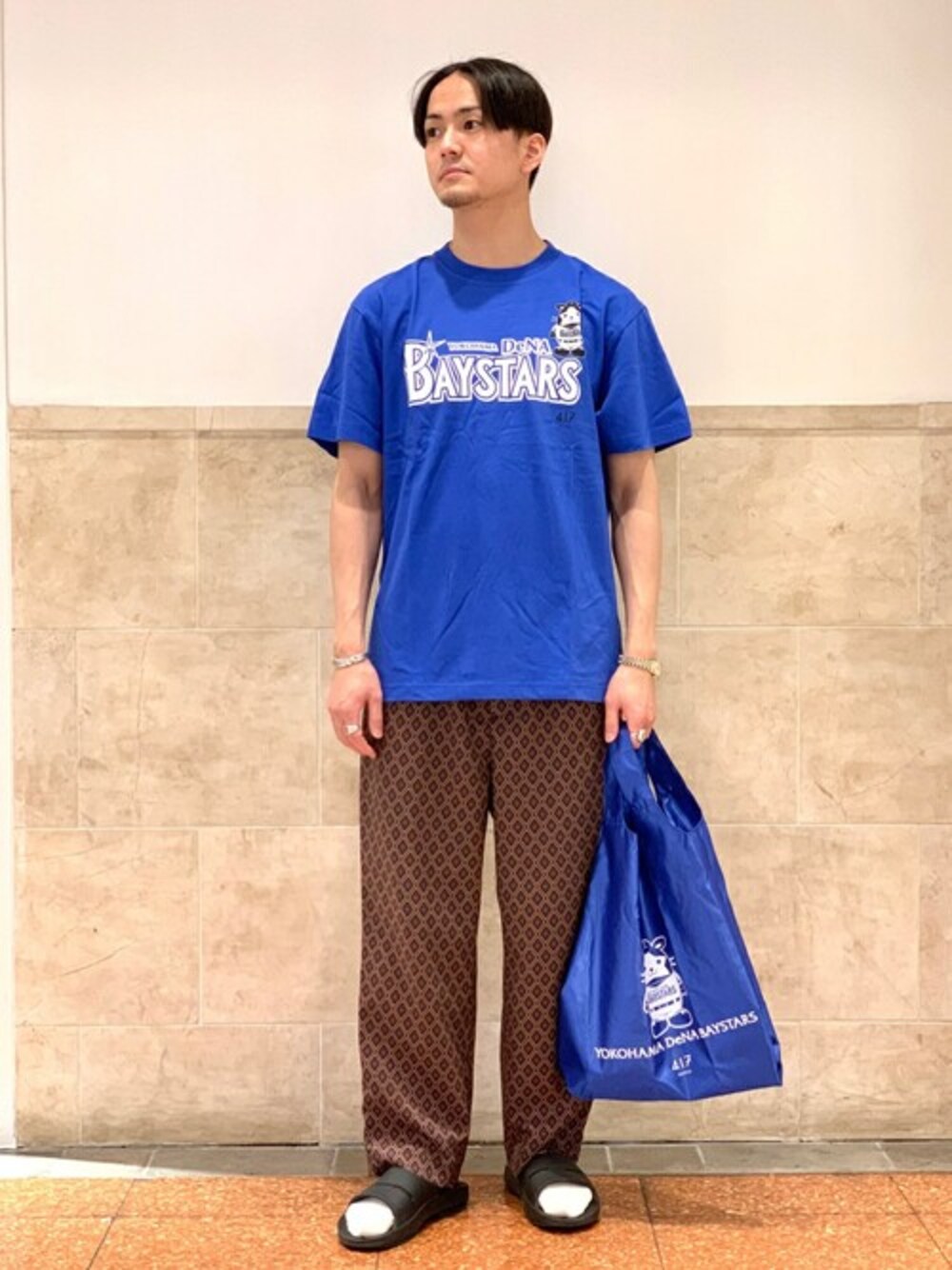 「柄パンツ、休日スタイル、バンダナ、プリントT、シンプルコーデ、エコバッグ、夏コーデ、横浜DeNAベイスターズ、417 EDIFICE、oofus」｜「417 EDIFICEの◆【417  横浜DeNA ベイスターズ】 MASCOT LOGO TEE（Tシャツ/カットソー、ブルー系）」を使った、なりさん（メンズ・173cm）の夏コーディネートの1枚目の写真
