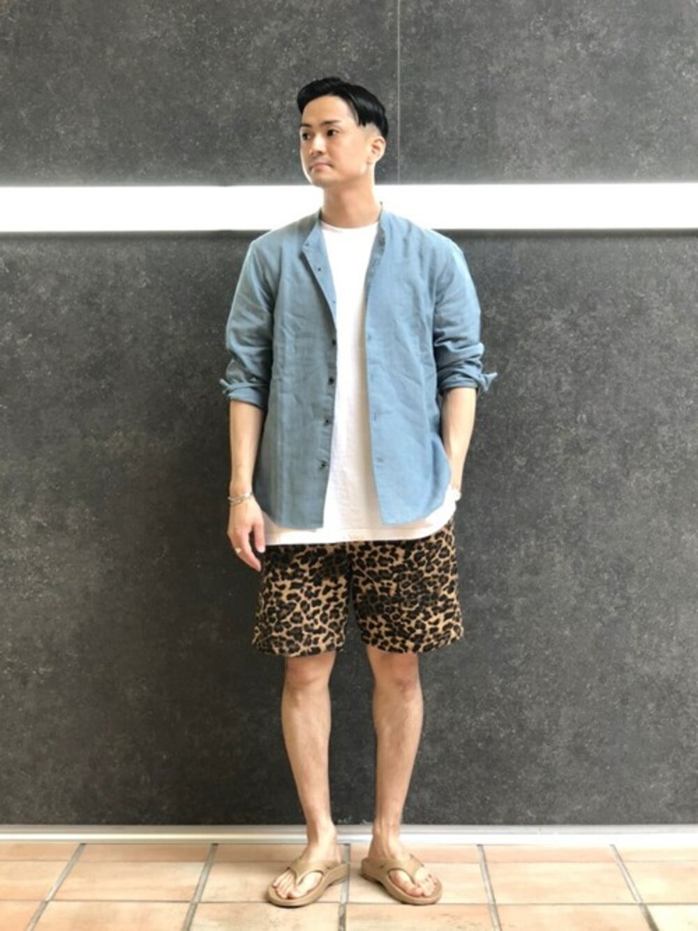 「レオパード、ショートパンツ、休日スタイル、リネン、リラックススタイル、シャツスタイル、夏コーデ、ノーカラーシャツ、417 EDIFICE、oofos」｜「417 EDIFICEの【COOLMAX / クールマックス】 BELGIAN リネン ノーカラー シャツ（シャツ/ブラウス、グリーン系）」を使った、なりさん（メンズ・173cm）の夏コーディネートの1枚目の写真