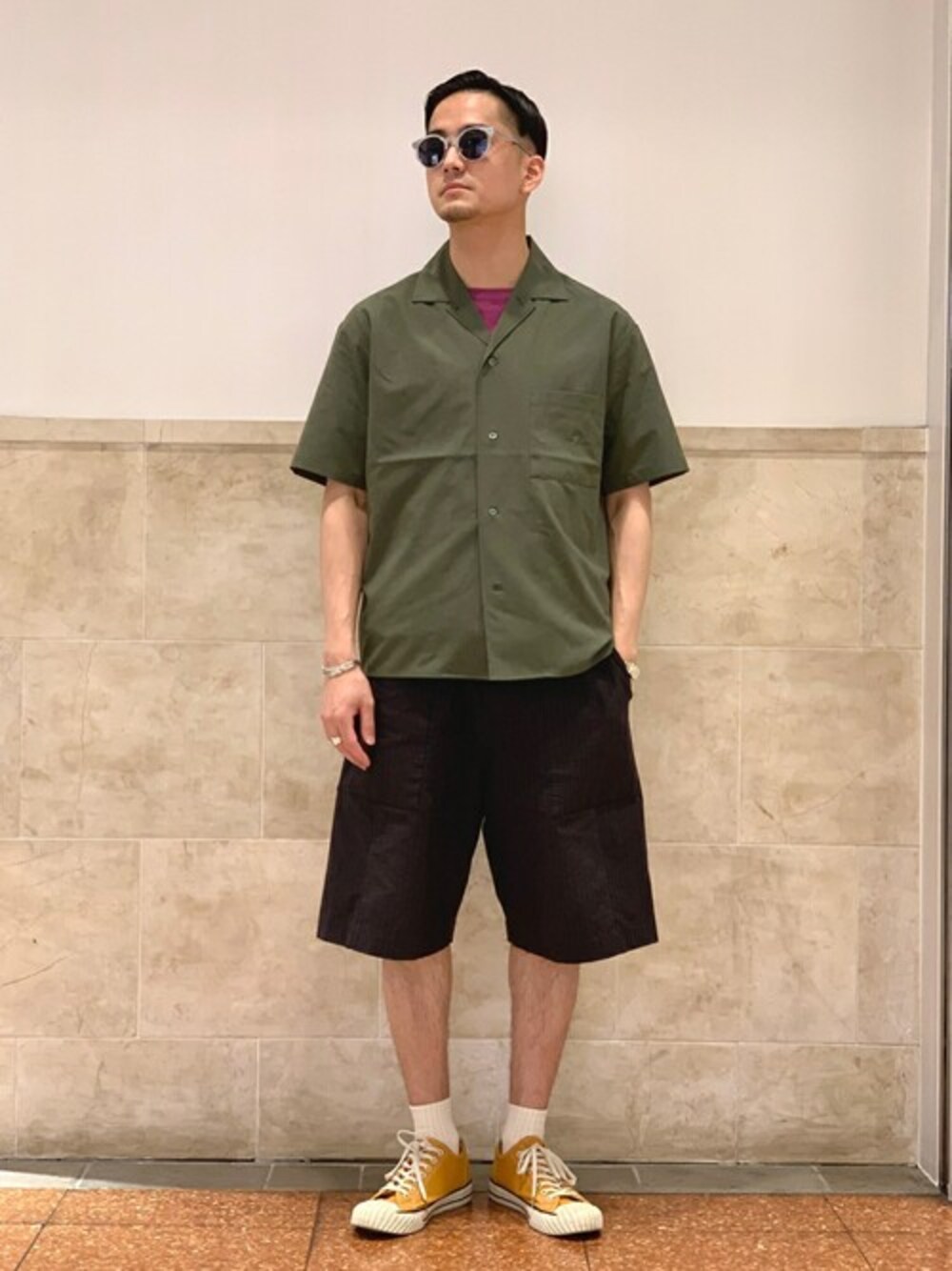 「ビッグシルエット、ショートパンツ、サングラス、オーバーサイズ、リラックススタイル、シンプルコーデ、夏コーデ、オープンカラーシャツ、開襟シャツ、417 EDIFICE」｜「417 EDIFICEの◆ドライタッチトロ オープンカラーシャツ（シャツ/ブラウス、グリーン系）」を使った、なりさん（メンズ・173cm）の夏コーディネートの1枚目の写真