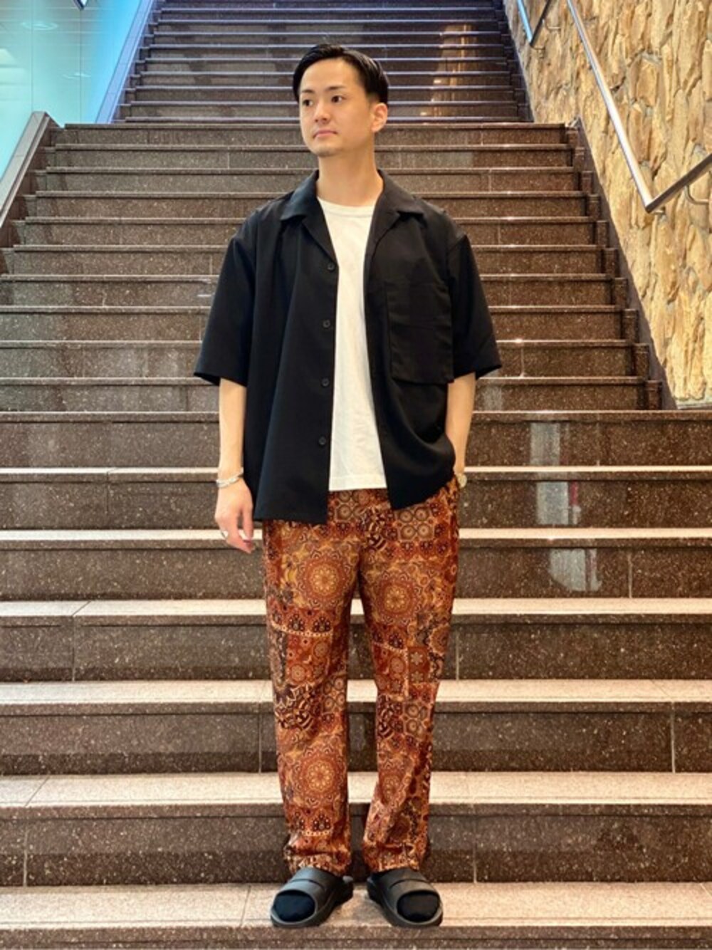 「ビッグシルエット、柄パンツ、ワントーンコーデ、オーバーサイズ、バンダナ、シンプルコーデ、夏コーデ、オープンカラーシャツ、開襟シャツ、417 EDIFICE」｜「417 EDIFICEの◆ドライタッチトロ オープンカラーシャツ（シャツ/ブラウス、ブラック系）」を使った、なりさん（メンズ・173cm）の夏コーディネートの1枚目の写真