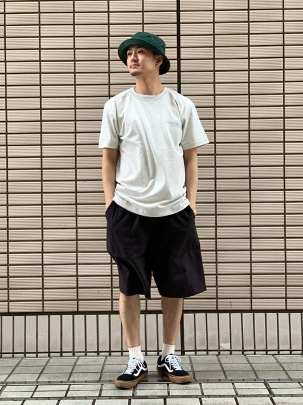 「ビッグシルエット、ショートパンツ、オーバーサイズ、休日スタイル、プリントT、シンプルコーデ、夏コーデ、バケットハット、417 EDIFICE、FDS」｜「417 EDIFICEの【 FAMOUS DEPARTMENT STORE / フェイマス デパートメント ストア】 プリントT S/S（Tシャツ/カットソー、ホワイト系）」を使った、なりさん（メンズ・173cm）の夏コーディネートの1枚目の写真