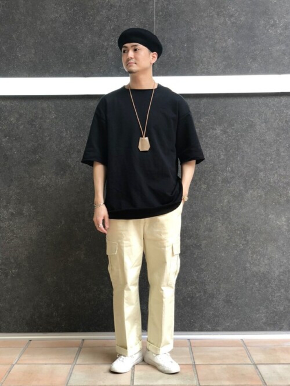 「ビッグシルエット、ワントーンコーデ、オーバーサイズ、カーゴパンツ、キレイめ、白パンツ、きれいめカジュアル、シンプルコーデ、夏コーデ、417 EDIFICE」｜「MANUAL ALPHABETの【MANUAL ALPHABET / マニュアル アルファベット】 417 別注 CUT OFF ショートスリーブ TEE（Tシャツ/カットソー、ブラック系）」を使った、なりさん（メンズ・173cm）の夏コーディネートの1枚目の写真