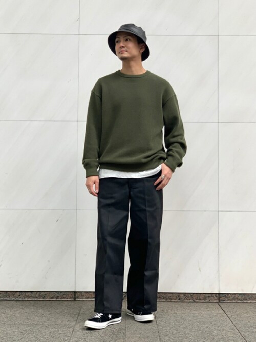 「オーバーサイズ、カーキ、コットンニット、秋コーデ、クレプスキュール」｜「crepusculeの◆【CREPUSCULE / クレプスキュール】417 別注 カノコ クルーネック（ニット/セーター、グリーン系）」を使った、なりさん（メンズ・173cm）の秋コーディネートの1枚目の写真