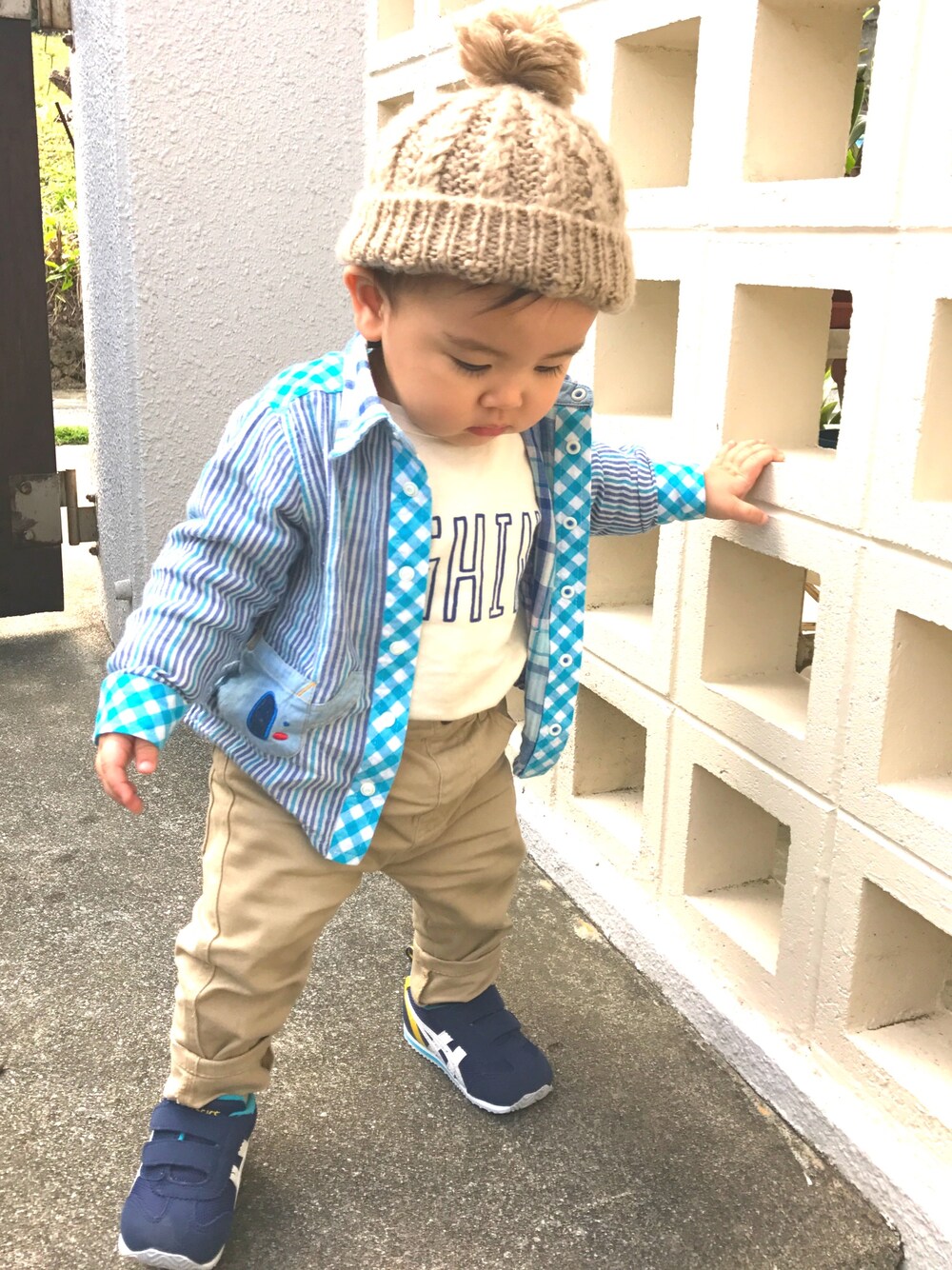 「カジュアル、シャツ、おとこのこ、ニット帽、11month」｜「BRANSHESの【タフT】手描き風ロゴ長袖Tシャツ（Tシャツ/カットソー、ホワイト系）」を使った、koun☺︎さん（キッズ・80cm）の冬コーディネートの1枚目の写真