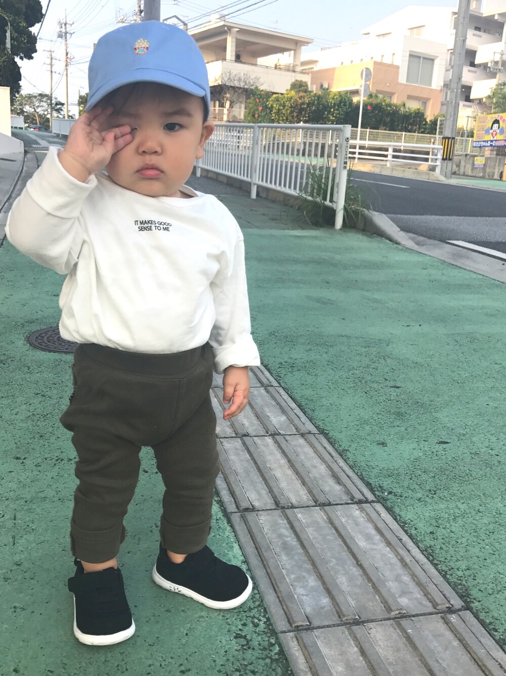 「キッズファッション、カジュアルコーデ、保育園、おとこのこ、1歳1ヶ月、キャップ、カーキパンツ」｜「BRANSHESのビックシルエット長袖ロゴチュニック（チュニック、ホワイト系）」を使った、koun☺︎さん（キッズ・80cm）の春コーディネートの1枚目の写真