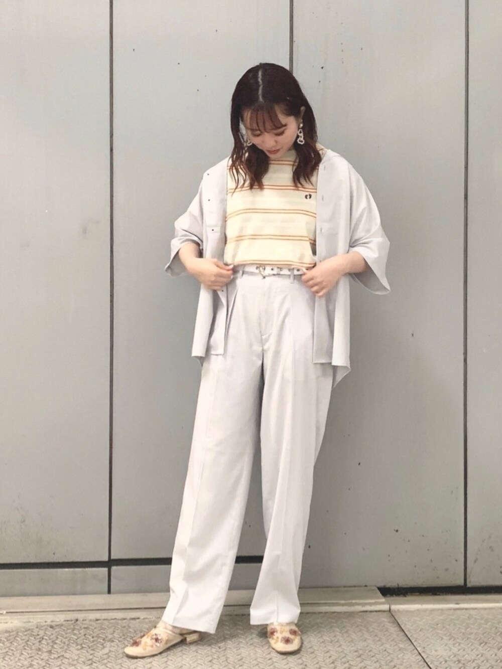 ホワイト系のシャツ/ブラウス、ホワイト系のスラックス、ベージュ系のTシャツ/カットソーを着用したレディースの夏コーディネートの1枚目の写真