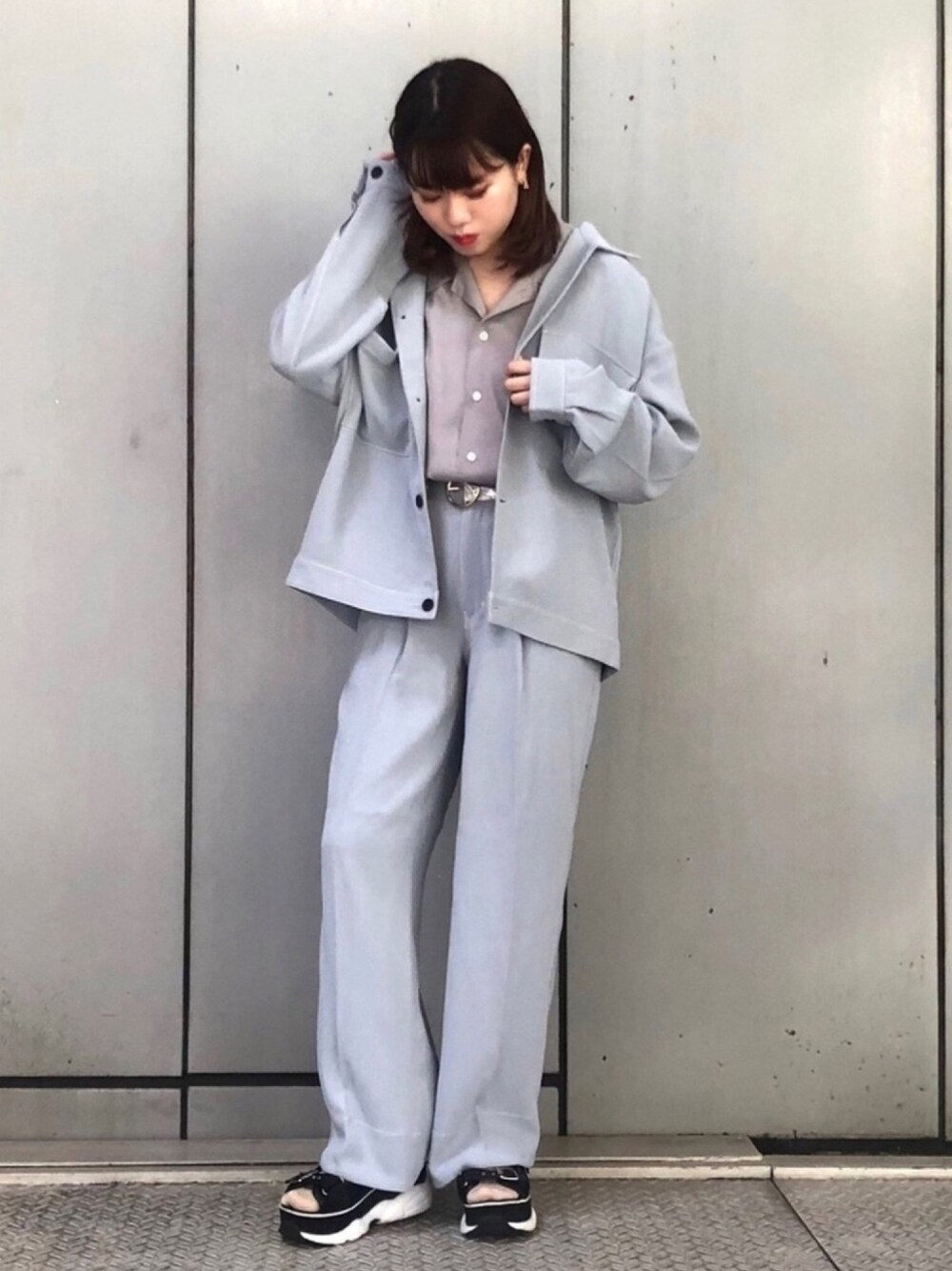 ブルー系のブルゾン、ブルー系のその他パンツ、グレー系のシャツ/ブラウスを着用したレディースの夏コーディネートの1枚目の写真