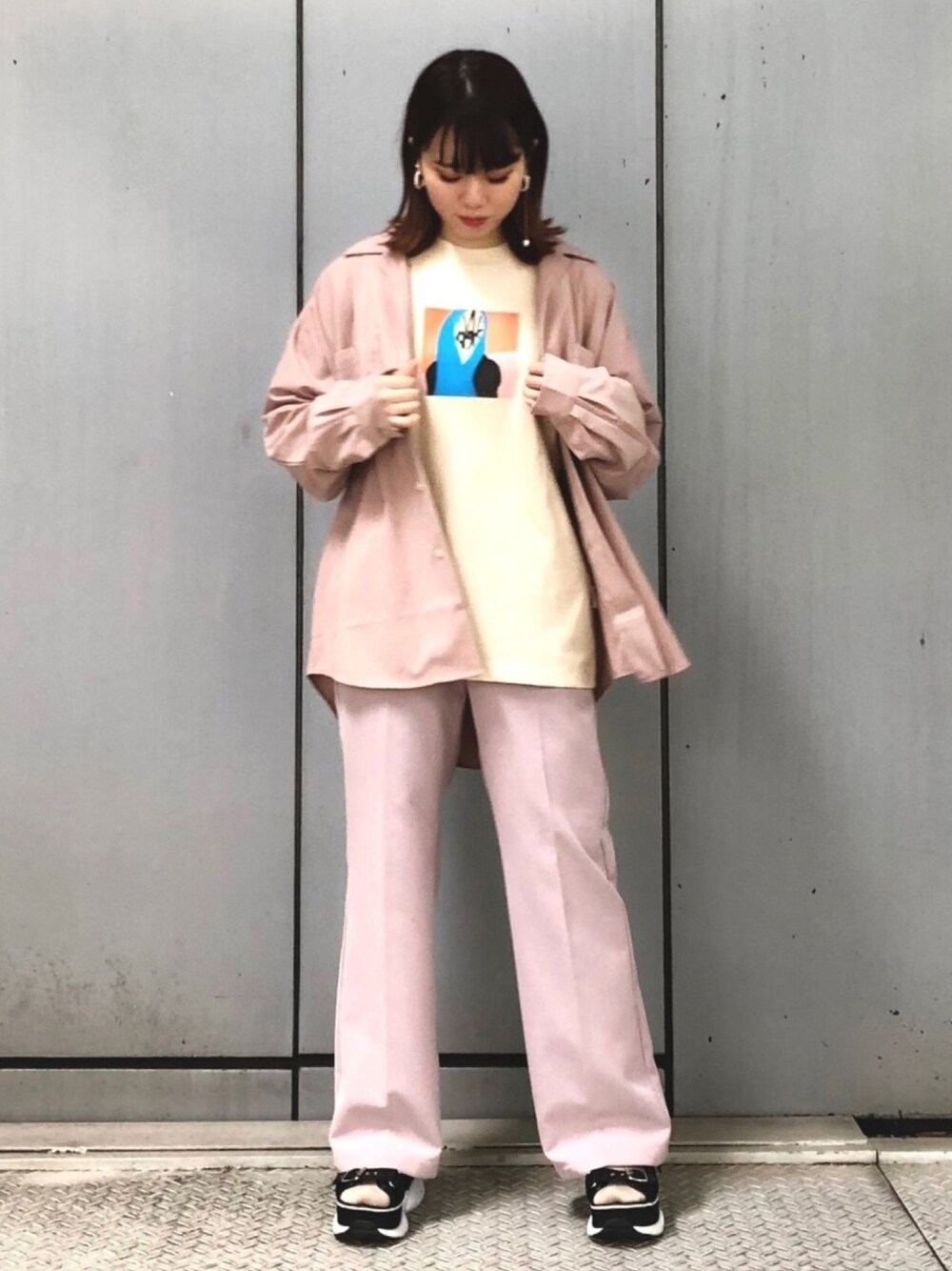 ピンク系のシャツ/ブラウス、ベージュ系のTシャツ/カットソーを着用したレディースの夏コーディネートの1枚目の写真