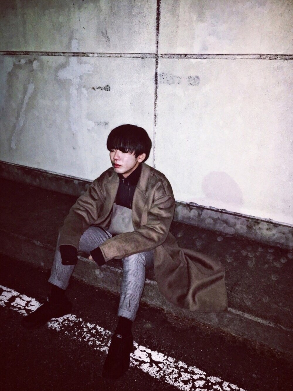 ベージュ系のチェスターコート、ブラック系のスウェット、グレー系のその他パンツを着用したメンズの冬コーディネートの1枚目の写真