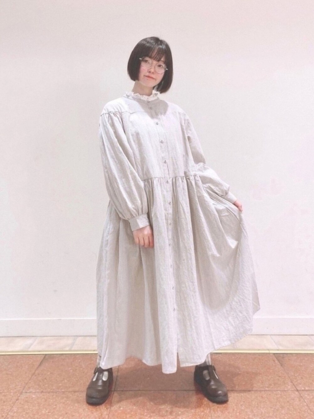 ホワイト系のシャツ/ブラウス、ブラウン系のドレスシューズ、グレー系のワンピースを着用したレディースの春コーディネートの1枚目の写真