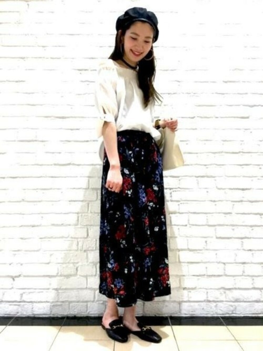 「夏、ベレー帽、花柄、JEANASiS、ジーナシス、ワイドパンツ、オフショル」｜「JEANASISのムジガラオフショルSS/751628（シャツ/ブラウス、ホワイト系）」を使った、JEANASISららぽーとTOKYO-BAY STAFFさん（レディース・170cm）の春コーディネートの1枚目の写真
