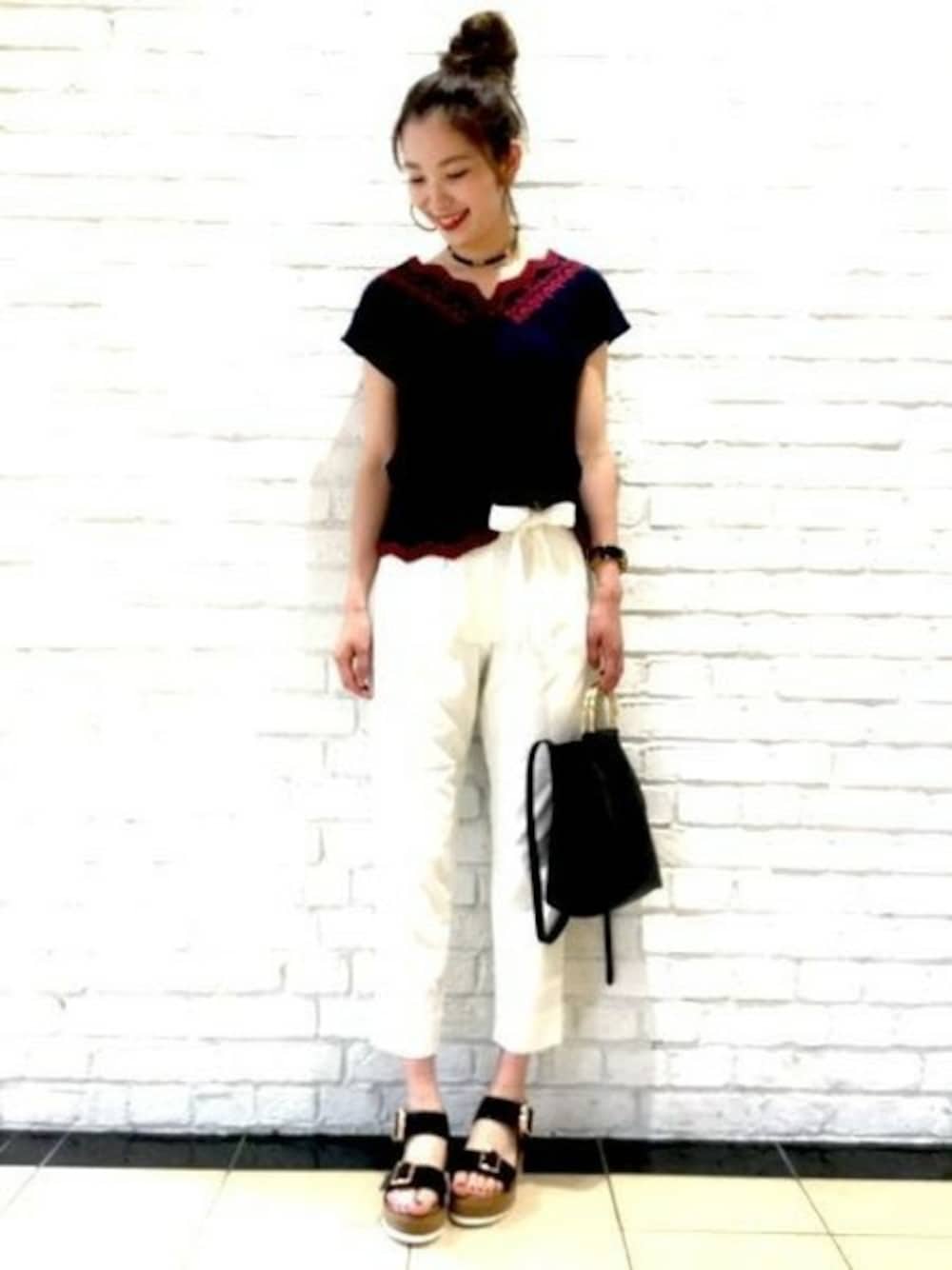 「カットソー、刺繍、JEANASiS、モノトーン、ジーナシス、サンダル、ホワイトパンツ、夏コーデ」｜「JEANASISのシシュウVプルオーバーSS/763253（Tシャツ/カットソー、ブルー系）」を使った、JEANASISららぽーとTOKYO-BAY STAFFさん（レディース・170cm）の夏コーディネートの1枚目の写真