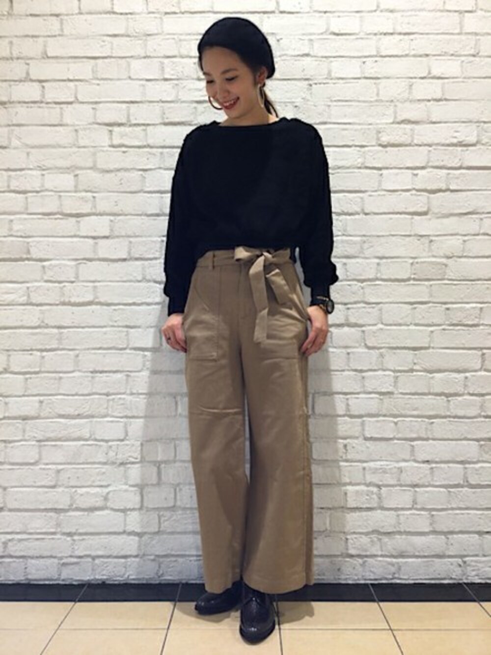 「チノパン、ベージュ、ボア、JEANASiS、ジーナシス、ワイドパンツ、マニッシュシューズ」｜「JEANASISのボアプルオーバー/772838 （スウェット、ブラック系）」を使った、JEANASISららぽーとTOKYO-BAY STAFFさん（レディース・170cm）の秋コーディネートの1枚目の写真