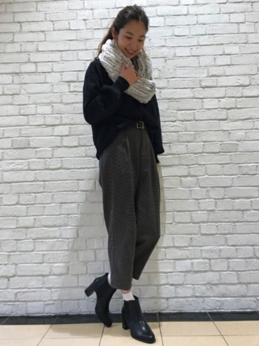 「テーパードパンツ、スヌード、JEANASiS、ゆるニット、モノトーン、ジーナシス、トラッド、チェックパンツ、ファー小物」｜「JEANASISのWフェイスバルンスリーブプルオーバー/774697 （ニット/セーター、ブラック系）」を使った、JEANASISららぽーとTOKYO-BAY STAFFさん（レディース・170cm）の冬コーディネートの1枚目の写真