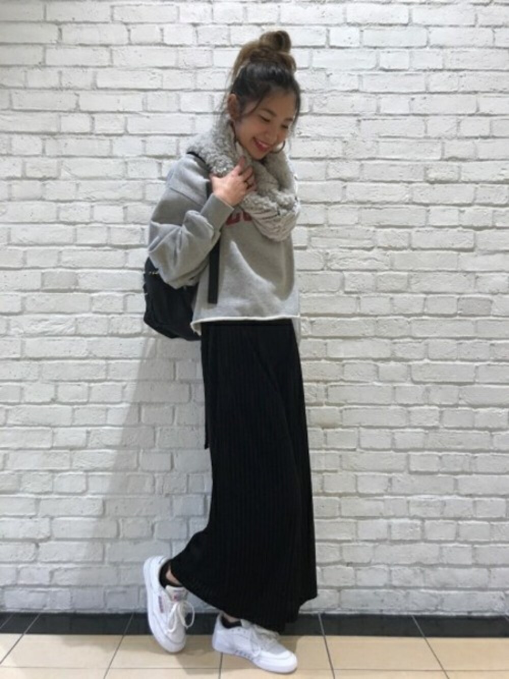 「スヌード、JEANASiS、ジーナシス、ワイドパンツ、ロゴスウェット、ファー小物、ショート丈トップス、ベロアパンツ」｜「JEANASISのアーチロゴショートウラケ/776057（スウェット、グレー系）」を使った、JEANASISららぽーとTOKYO-BAY STAFFさん（レディース・170cm）の秋コーディネートの1枚目の写真