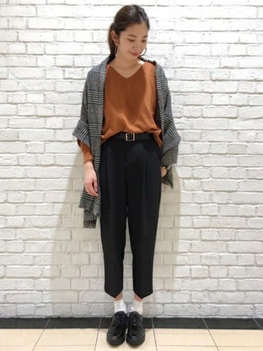 「テーパードパンツ、JEANASiS、チェックストール、ジーナシス、キャメル、シンプルコーデ、オトナカジュアル」｜「JEANASISの12GウールバルンVプルオーバー/776440（ニット/セーター、イエロー系）」を使った、JEANASISららぽーとTOKYO-BAY STAFFさん（レディース・170cm）の冬コーディネートの1枚目の写真
