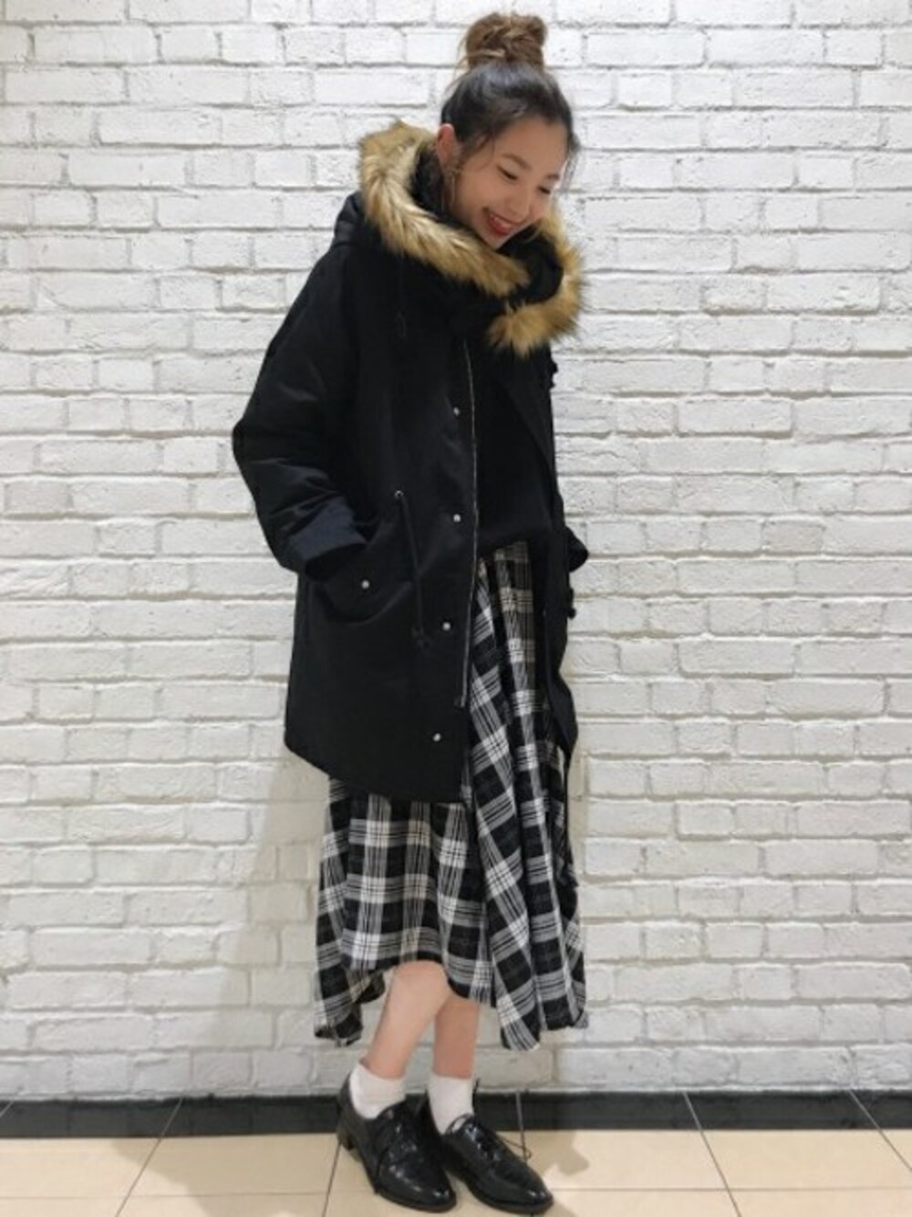 「モッズコート、フレアスカート、アシンメトリー、JEANASiS、モノトーン、ジーナシス、チェックスカート、オトナカジュアル」｜「JEANASISの2WAYファーモッズコート/777082（モッズコート、ブラック系）」を使った、JEANASISららぽーとTOKYO-BAY STAFFさん（レディース・170cm）の冬コーディネートの1枚目の写真