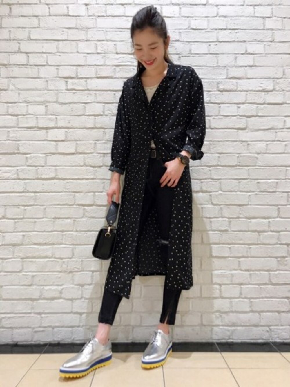 「ワンピース、ドット、JEANASiS、モノトーン、ジーナシス、シャツワンピ、スキニーデニム、シルバーシューズ」｜「JEANASISのランダムドットカイキンワンピース/779249（ワンピース、ブラック系）」を使った、JEANASISららぽーとTOKYO-BAY STAFFさん（レディース・170cm）の冬コーディネートの1枚目の写真