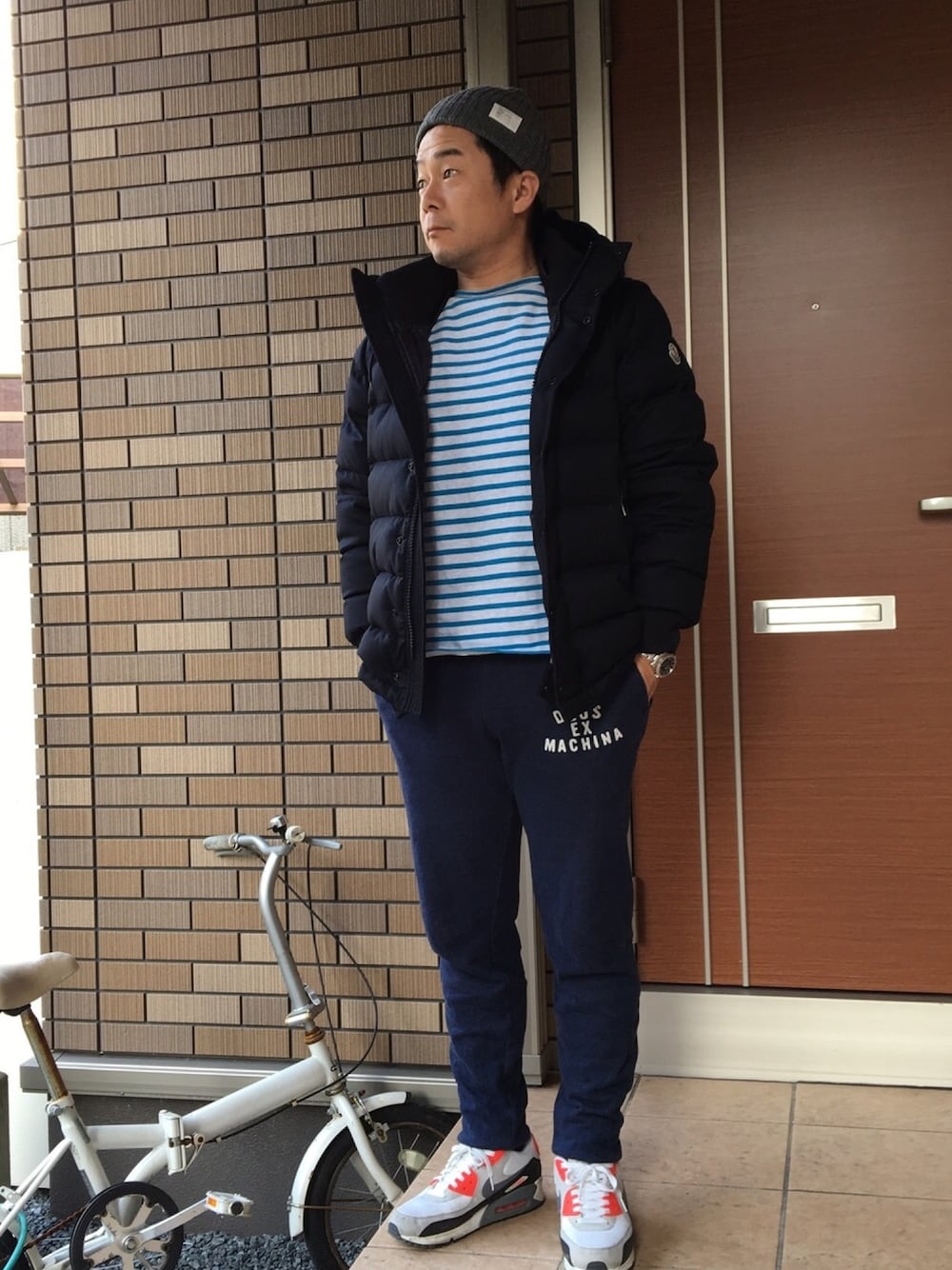 「スウェットパンツ、ボーダー、ダウンジャケット、スニーカー、NIKE、楽パンツ祭り、エアマックス」｜「RACALのRIB ワッチCAP（ニットキャップ/ビーニー、グレー系）」を使った、rinozu-kaさん（メンズ・168cm）の冬コーディネートの1枚目の写真