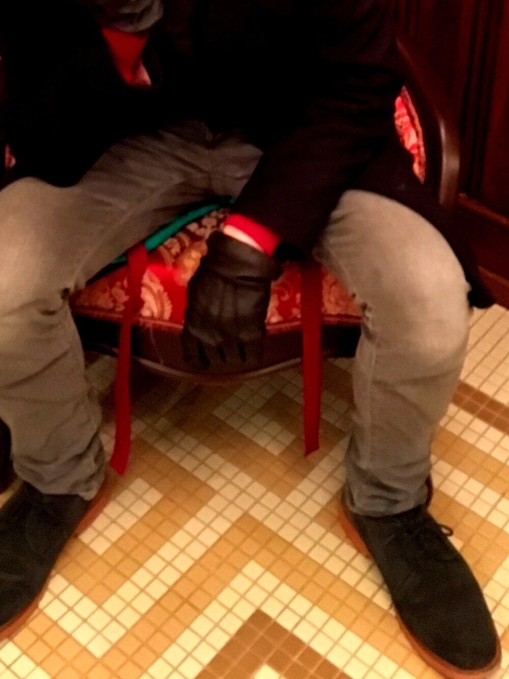 ブルー系のその他シューズ、グレー系のチノパンツ、ブルー系のチェスターコートを着用したメンズの冬コーディネートの1枚目の写真