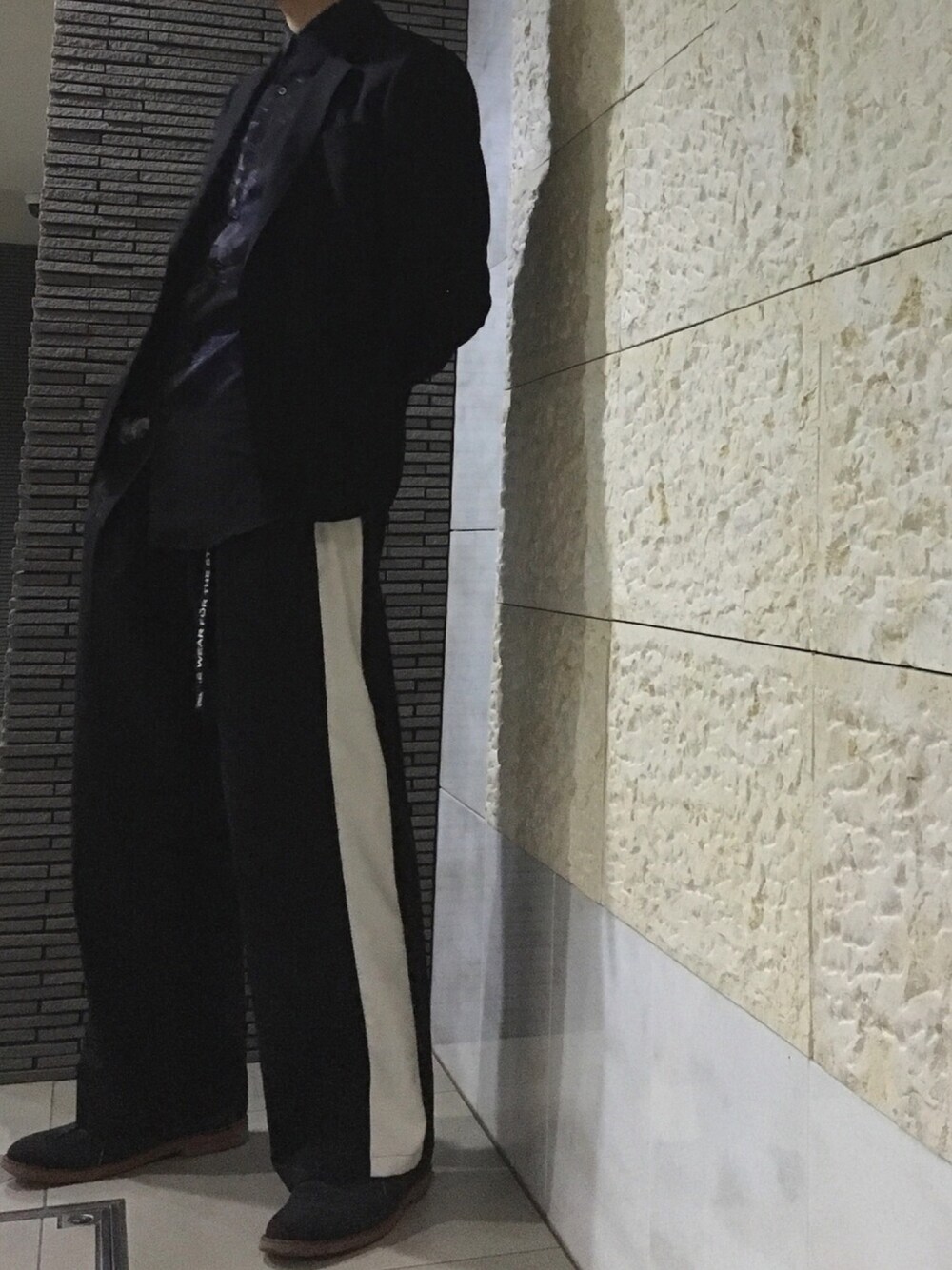 ブルー系のその他シューズ、ホワイト系のその他パンツ、ブラック系のシャツ/ブラウスを着用したメンズの春コーディネートの1枚目の写真