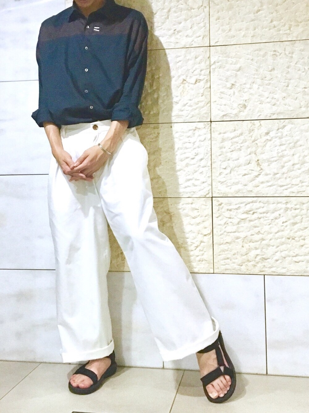 「シンプルコーデ、タックイン、ゆるコーデ、ワイドパンツ、白パンツ、SHAREEF、TROVE」｜「TevaのTEVA（テバ）HURRICANE（ハリケーン） XLT2　スポーツサンダル（サンダル、ブラック系）」を使った、のってぃさん（メンズ・173cm）の夏コーディネートの1枚目の写真