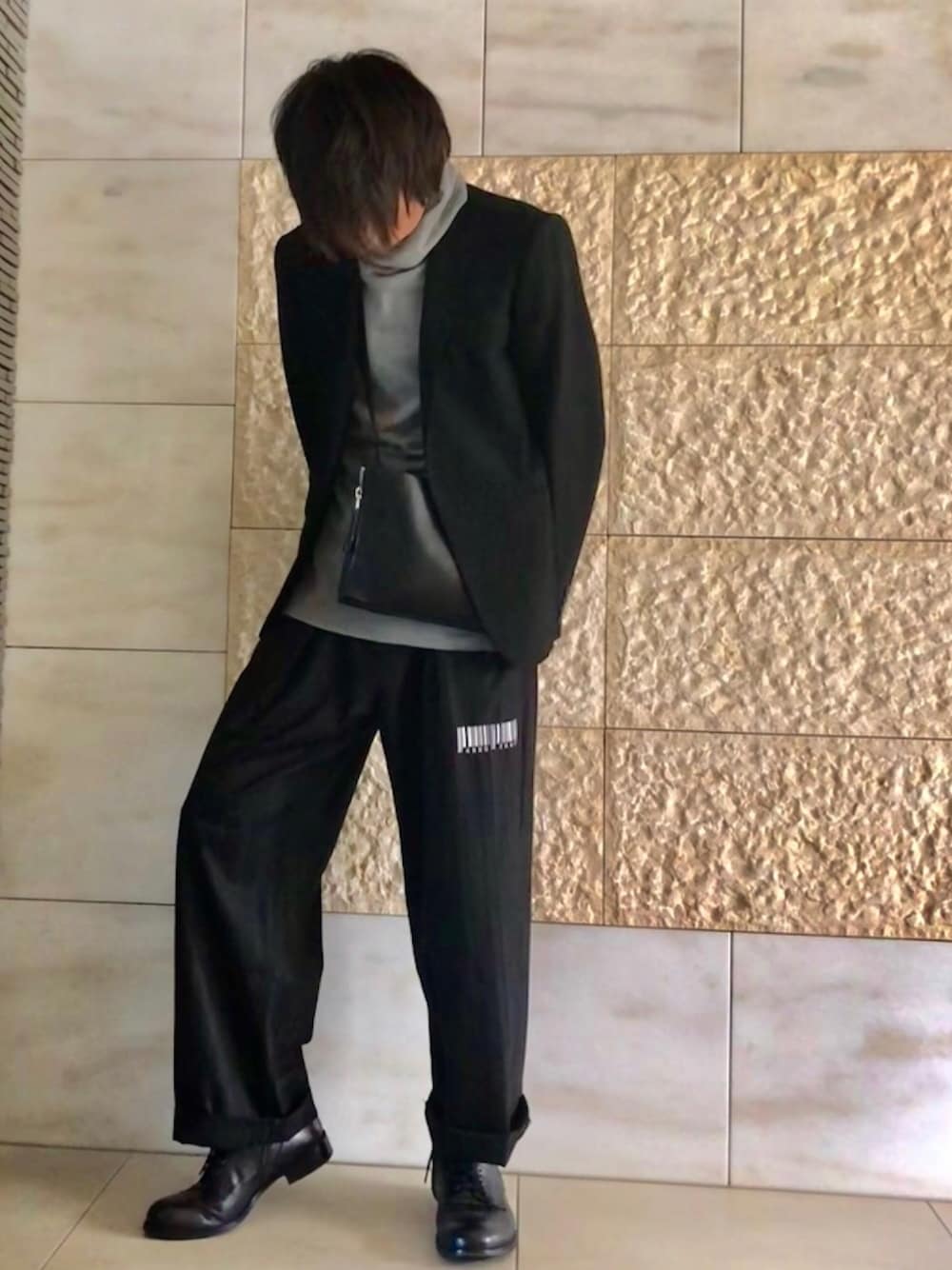「秋コーデ、シンプル、ワイドパンツ、ブラック、タートルネック、テーラードジャケット、黒」｜「PADRONEの【PADRONE】別注SIDE ZIP BOOTS/PK7358-1223-16A（ブーツ、ブラック系）」を使った、のってぃさん（メンズ・173cm）の秋コーディネートの1枚目の写真