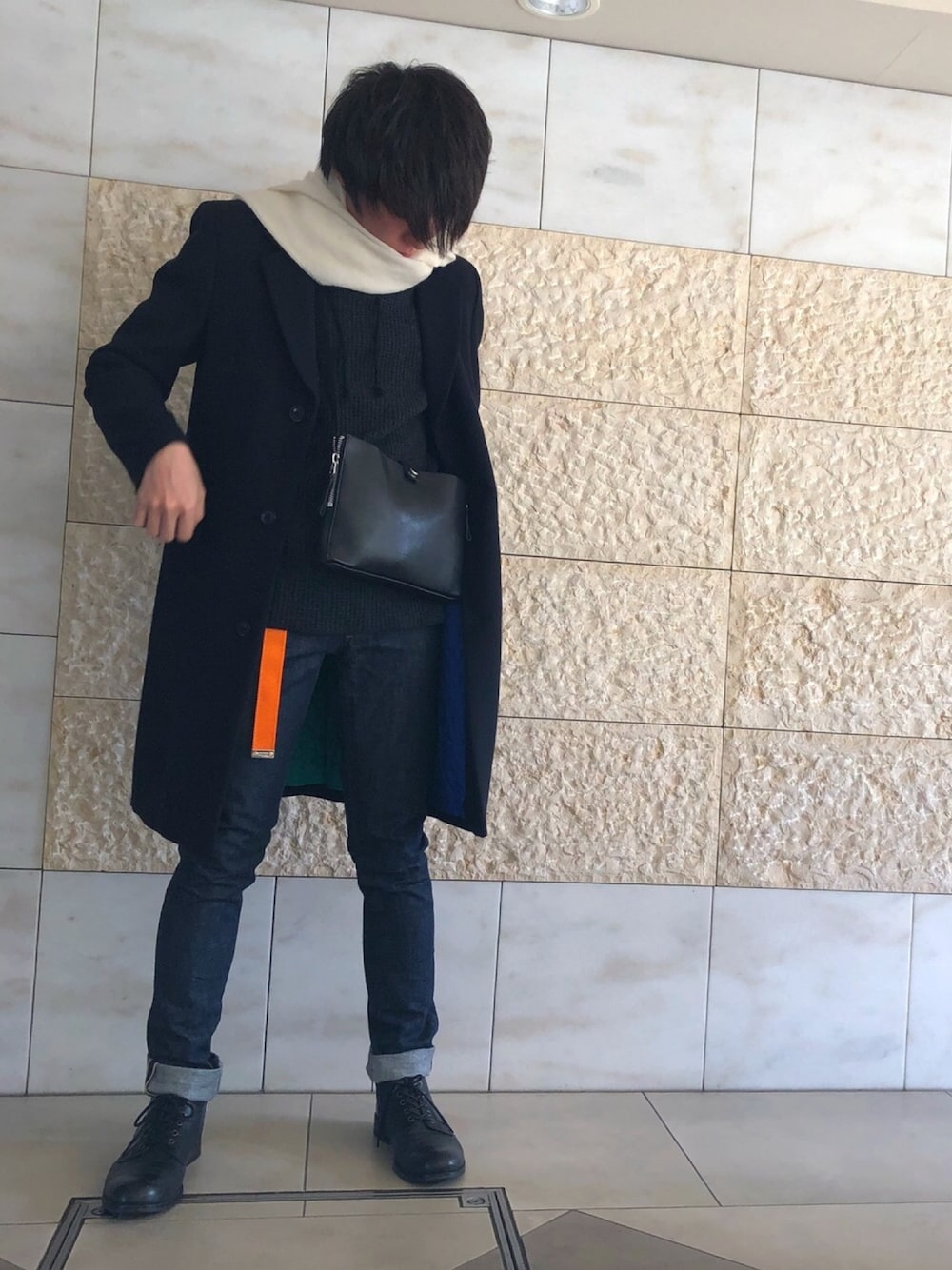 「冬、キレイめ、チェスターコート、差し色、デニム、パーカー」｜「PADRONEの【PADRONE】別注SIDE ZIP BOOTS/PK7358-1223-16A（ブーツ、ブラック系）」を使った、のってぃさん（メンズ・173cm）の冬コーディネートの1枚目の写真
