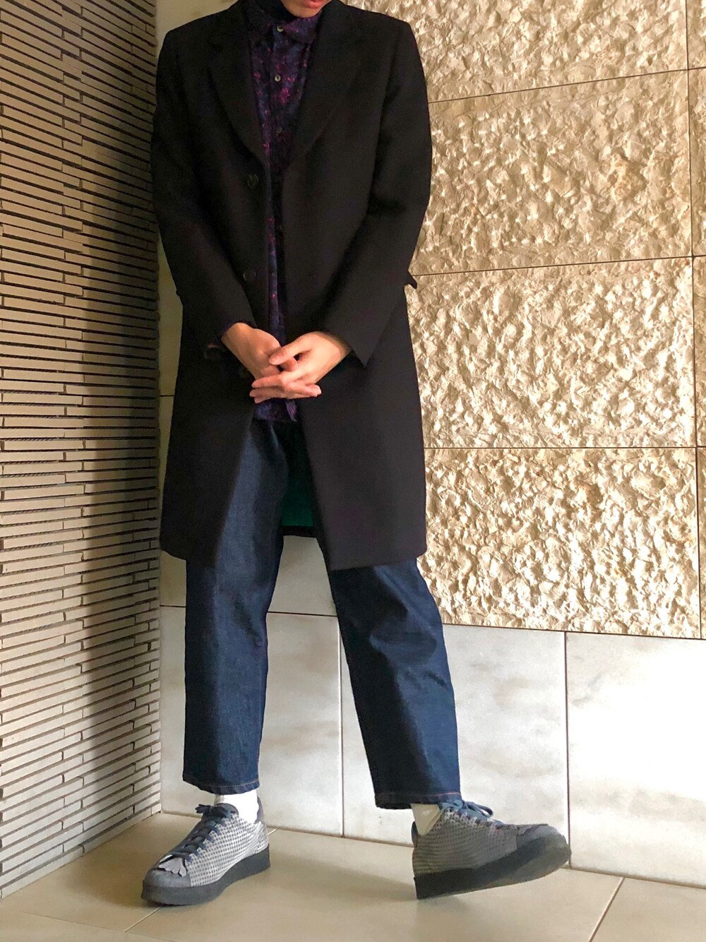 「冬コーデ、シンプル、デニム、スニーカーコーデ、ロングコート、レイヤードスタイル、チェスターコート」｜「FRED PERRYのH.Katsukawa Breaux Creeper Suede（スニーカー、グレー系）」を使った、のってぃさん（メンズ・173cm）の冬コーディネートの1枚目の写真