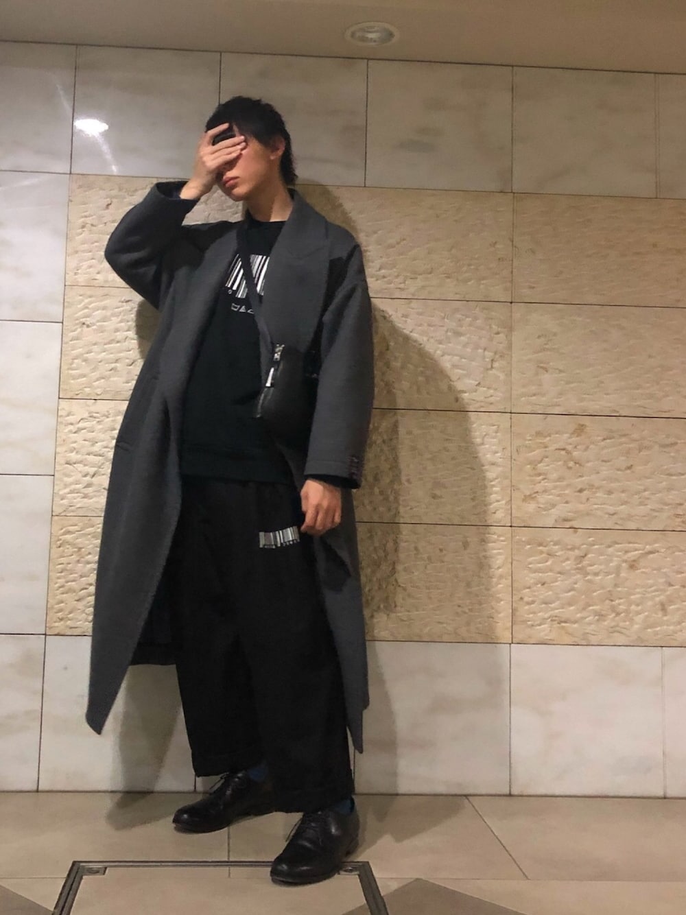 「バーコード、モード、ビッグシルエット、無彩色、革靴、ワイドパンツ、ゆるコーデ、モノトーン」｜「PADRONEの【PADRONE】STUDIOUS別注外羽根プレーントゥシューズ/PK8686-2003-17C（ドレスシューズ、ブラック系）」を使った、のってぃさん（メンズ・173cm）の春コーディネートの1枚目の写真