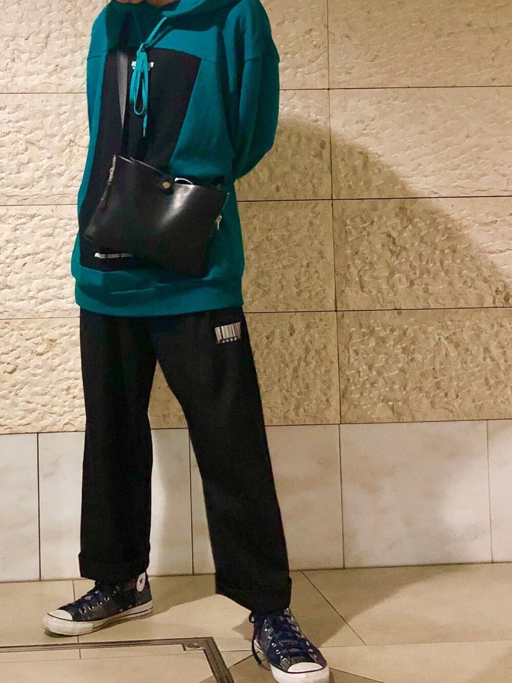 「大人カジュアル、ビッグシルエット、春、シンプルコーデ、コンバース、ワイドパンツ、ターコイズブルー」｜「SHAREEFのSHADOW STRIPE WIDE PANTS（その他パンツ、ブラック系）」を使った、のってぃさん（メンズ・173cm）の春コーディネートの1枚目の写真