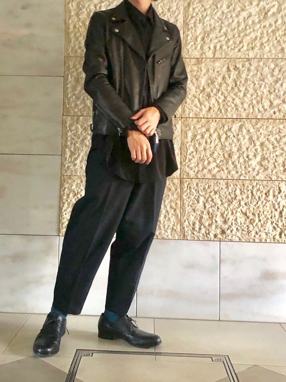 「春コーデ、オールブラック、黒コーデ、ワイドテーパードパンツ、シャツスタイル、オーバーシャツ」｜「PADRONEの【PADRONE】STUDIOUS別注外羽根プレーントゥシューズ/PK8686-2003-17C（ドレスシューズ、ブラック系）」を使った、のってぃさん（メンズ・173cm）の春コーディネートの1枚目の写真