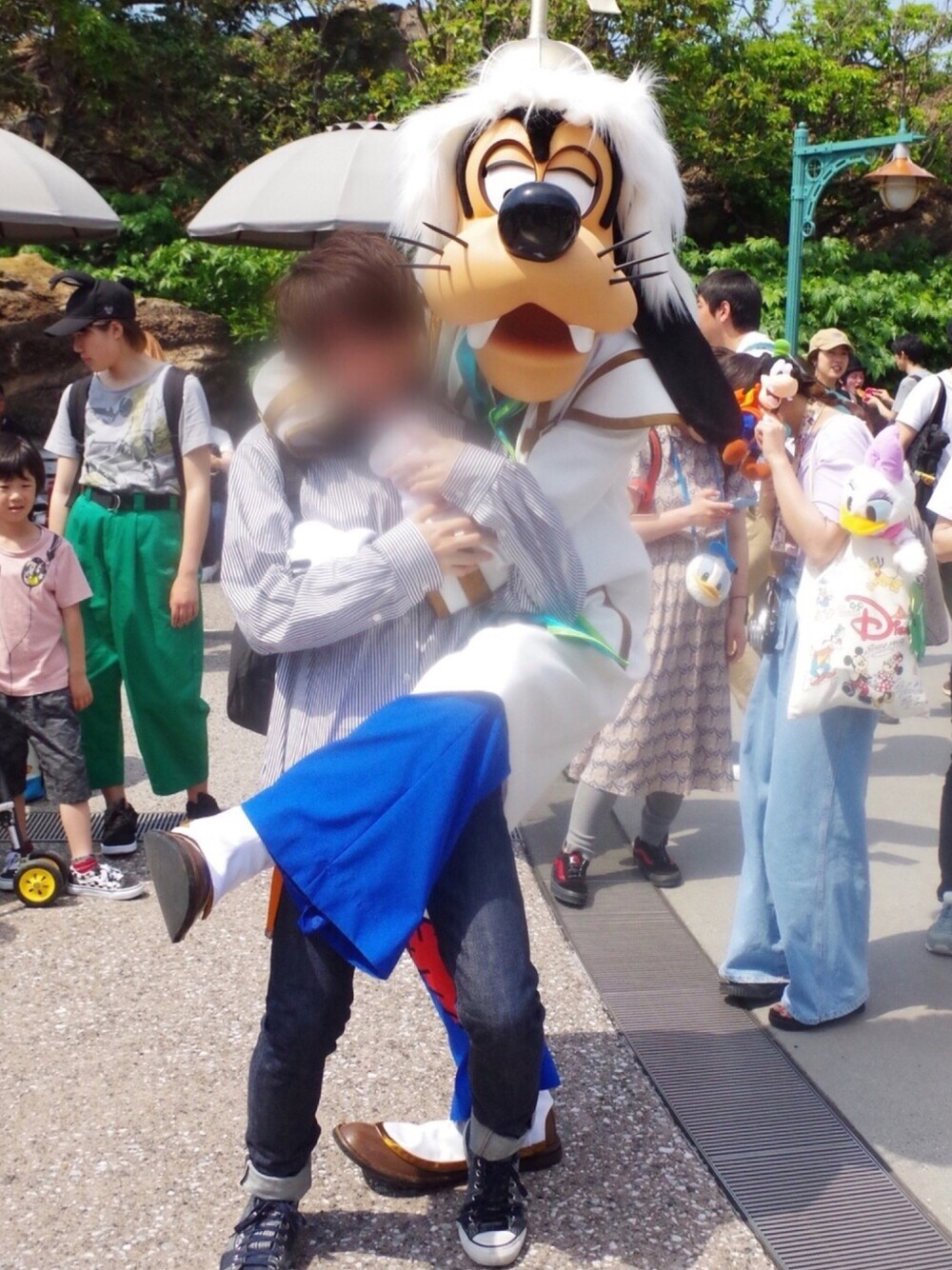 ブルー系のデニムパンツ、ブルー系のスニーカー、ブラック系のシャツ/ブラウスを着用したメンズの春コーディネートの1枚目の写真