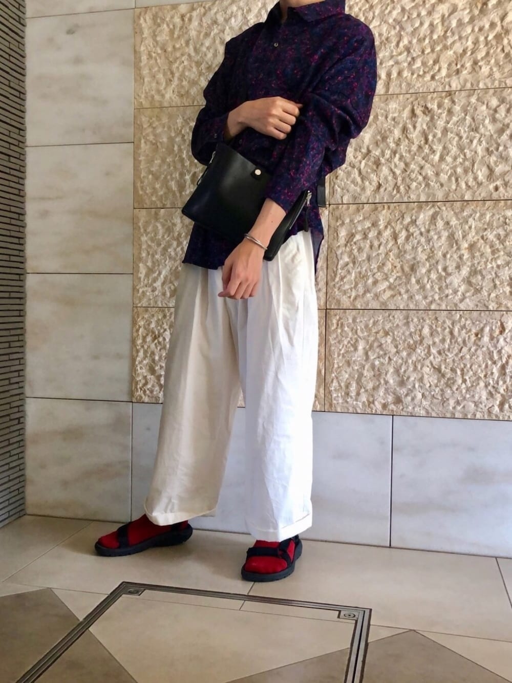 「シンプル、春夏コーデ、デニムパンツ、白パンツ、ビッグシルエット、SHAREEF、柄シャツ、サンダルに靴下」｜「TevaのTEVA（テバ）HURRICANE（ハリケーン） XLT2　スポーツサンダル（サンダル、ブラック系）」を使った、のってぃさん（メンズ・173cm）の夏コーディネートの1枚目の写真