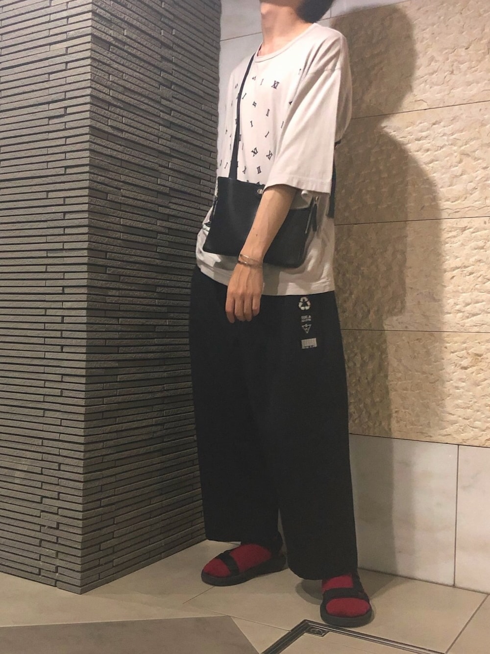 「夏コーデ、シンプルコーデ、オトナカジュアル、オーバーサイズ、サンダルに靴下、黒、ワイドパンツ、夏だ！Tシャツ着よう！」｜「TevaのTEVA（テバ）HURRICANE（ハリケーン） XLT2　スポーツサンダル（サンダル、ブラック系）」を使った、のってぃさん（メンズ・173cm）の春コーディネートの1枚目の写真