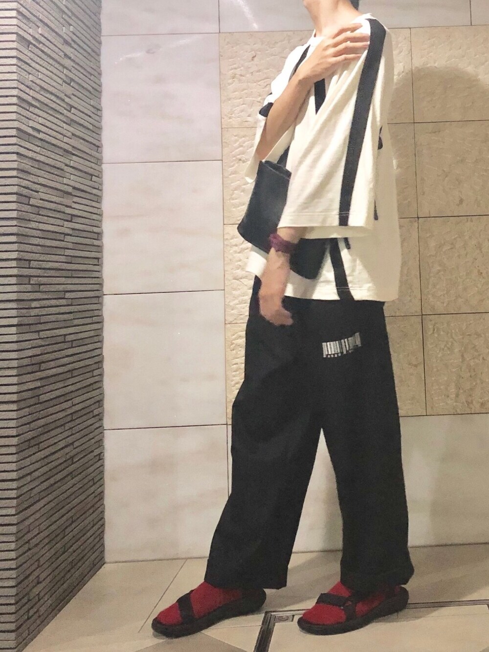 「夏コーデ、カジュアル、ワイドパンツ、大人カジュアル、シンプル、オーバーサイズ」｜「TevaのTEVA（テバ）HURRICANE（ハリケーン） XLT2　スポーツサンダル（サンダル、ブラック系）」を使った、のってぃさん（メンズ・173cm）の夏コーディネートの1枚目の写真