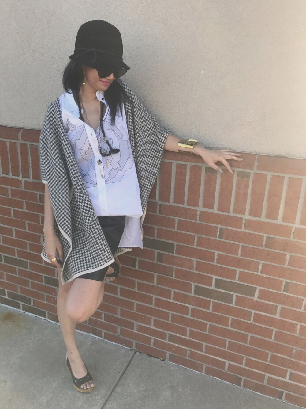 「neutral 、chic、Edgy、newyork、pattern、embroidery、cashmere、leather」｜「anjèのLuxe cashmere poncho with pockets and button side closure for sleeves. Designed, sourced, manufactured in NYC with the most luxe cashmere. By anjè.（ポンチョ、グレー系）」を使った、adrie : stylistさん（レディース・163cm）の春コーディネートの1枚目の写真